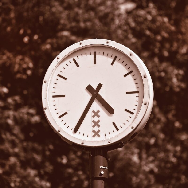 Imagen relacionada con Qué significa despertar a las 4:44 y su mensaje espiritual oculto