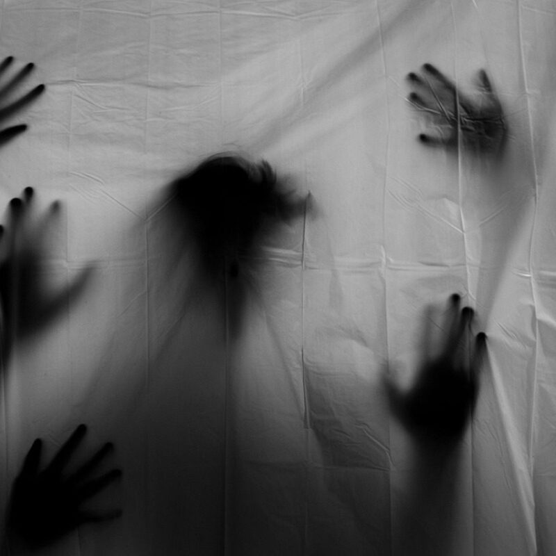 Imagen relacionada con Sentir presencias invisibles, recibir señales, conexión con lo divino o lo sobrenatural.