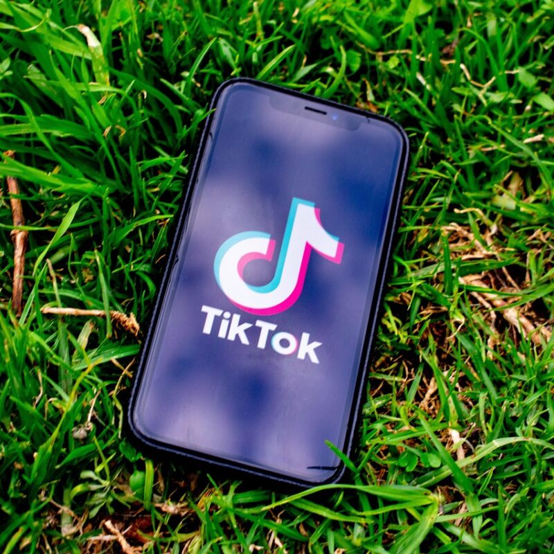 Imagen relacionada con Se viralizó en TikTok el hábito de dormir con cinta en la boca: Médicos advierten riesgos